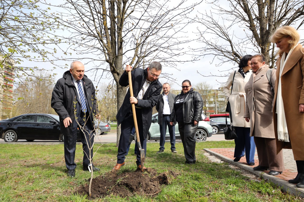 Moment z tradytsiinoi vysadky derev u bibliinomu sadu TNPU